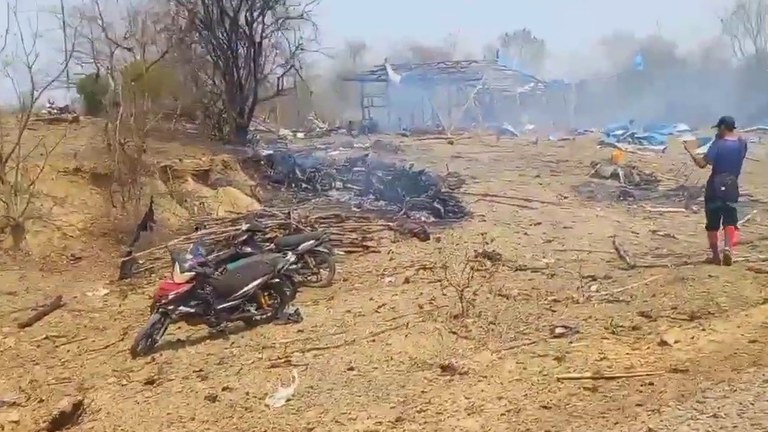 စစ်ကိုင်းတိုင်း ကန့်ဘလူမြို့နယ်၊ ပဇီကြီးကျေးရွာ လေကြောင်းတိုက်ခိုက်ခံရမှုကြောင့် ပျက်စီးသွားသည့် အဆောက်အအုံနှင့် အပျက်အစီးအချို့အား ၂၀၂၃ ခုနှစ်၊ ဧပြီလ ၁၁ ရက်နေ့က တွေ့ရစဉ်။ (Photo: Citizen Journalist)