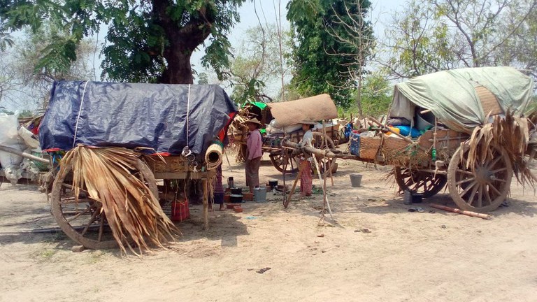 စစ်ကိုင်းတိုင်း ကန့်ဘလူခရိုင် ထန်းကုန်းတိုက်နယ်အတွင်းရှိ တောင်တည်းကုန်းရွာအား စစ်ကောင်စီတပ်စစ်ကြောင်း ဝင်ရောက်လာသည့်အတွက် ဒေသခံများ ထွက်ပြေးတိမ်းရှောင်နေသည်ကို ၂၀၂၃ ခုနှစ် စက်တင်ဘာလ ၉ ရက်နေ့က တွေ့ရစဉ်။ (ဓာတ်ပုံ - ကျွန်းလှ တက်ကြွလှုပ်ရှားသူများအဖွဲ့)