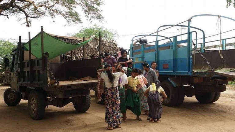 မန္တလေးတိုင်း၊ မြင်းခြံမြို့နယ်၊ တူရွင်းဘို့ရွာရှိ ဒေသခံများအား ၂၀၁၆ ခုနှစ်၊ ဇူလိုင်လ ၂၂ ရက်နေ့က တွေ့ရစဥ်။ (Citizen Photo)