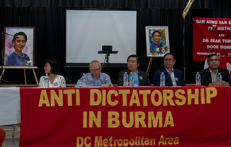 ပါမောက္ခရှောင်တာနဲလ်ရေးသားသည့် ထောင်တွင်းအတွေ့အကြုံ စာအုပ်မိတ်ဆက်ပွဲနှင့် ဒေါ်အောင်ဆန်းစုကြည်၏ ၇၉ နှစ်ပြည့် မွေးနေ့အကြိုဆုတောင်းပွဲကို အမေရိကန်ပြည်ထောင်စု မယ်ရီလန်းပြည်နယ်တွင် ၂ဝ၂၄ ခုနှစ် ဇွန်လ ၉ ရက်နေ့က ကျင်းပခဲ့စဉ်။ (Photo: RFA)