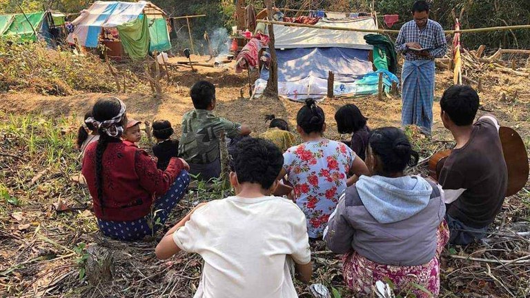 ကလေးမြို့ တိုက်ပွဲများကြောင့် တောထဲ ထွက်ပြေးနေရသည့် စစ်ဘေးဒုက္ခသည်များအား ၂၀၂၄ ခုနှစ် မတ်လ ၃ ရက်နေ့က တွေ့ရစဥ်။ ( Citizen Photo)