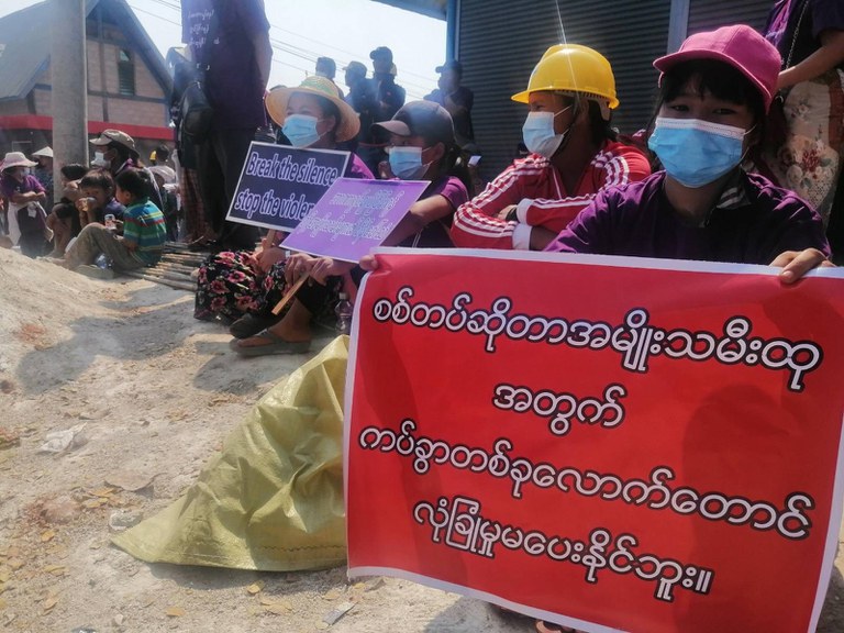 ကယားပြည်နယ် ဒီးမော့ဆိုမြို့တွင် နိုင်ငံတကာအမျိုးသမီးများနေ့ အထိမ်းအမှတ်အဖြစ် စစ်အာဏာရှင်ဆန့်ကျင်ရေး ၂၀၂၁ ခုနှစ်၊ မတ်လ ၈ ရက်နေ့က ဆန္ဒပြခဲ့ကြစဉ်။ (Photo: RFA)