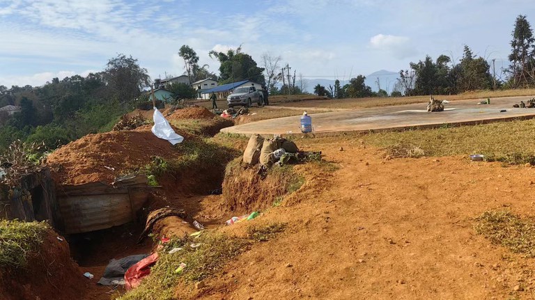 ရှမ်းပြည်နယ်၊ ကိုးကန့်ဒေသ ကုန်းကြမ်းမြို့ရှိ စစ်ကောင်စီတပ်စခန်းကို ၂၀၂၃ ခုနှစ် နိုဝင်ဘာလ ၂၈ ရက်နေ့က မြောက်ပိုင်းမဟာမိတ်ညီနောင်အဖွဲ့က သိမ်းယူပြီးနောက် တွေ့ရစဉ်။ (Photo: The Kokang)