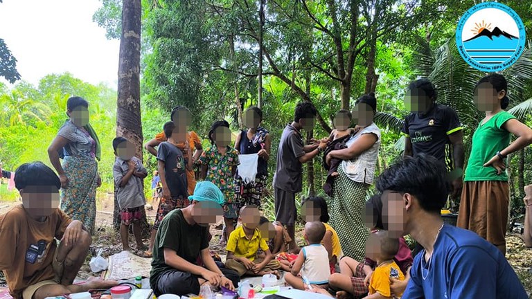 တနင်္သာရီတိုင်းရှိ စစ်ဘေးဒုက္ခသည်များအား ဒေါနတနင်္သာရီ - စစ်ဘေးရှောင်များ အထောက်အကူပြုရေးအဖွဲ့ က ဆေးဝါးများ လှူဒါန်းနေသည်ကို ၂၀၂၄ ခုနှစ် မေလ ၁၇ ရက်နေ့က တွေ့ရစဉ်။ (ဓာတ်ပုံ - Facebook/ဒေါနတနင်္သာရီ - စစ်ဘေးရှောင်များ အထောက်အကူပြုရေးအဖွဲ့)