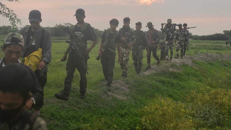 စစ်ကိုင်းတိုင်း၊ ရွှေဘိုမြို့နယ်မှ ပြည်သူ့ကာကွယ်ရေးတပ်ဖွဲ့ဝင်များအား ၂၀၂၃ ခုနှစ်၊ ဇွန်လ ၁၄ ရက်နေ့က တွေ့ရစဉ်။ (Photo: Myanmar Defense Force - Shwebo)
