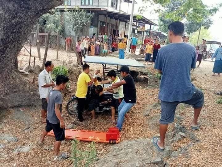 ၂၀၂၂ ခုနှစ် မေလ ၇ ရက်နေ့တွင် စစ်တပ်၏ ပစ်ခတ်မှုကြောင့် သေဆုံးသွားသည့် သုံးဘီးယာဥ်မောင်း ဦးဉာဏ်ထွန်းရုပ်အလောင်းကို သယ်ယူနေစဥ်။ (Photo: CJ)