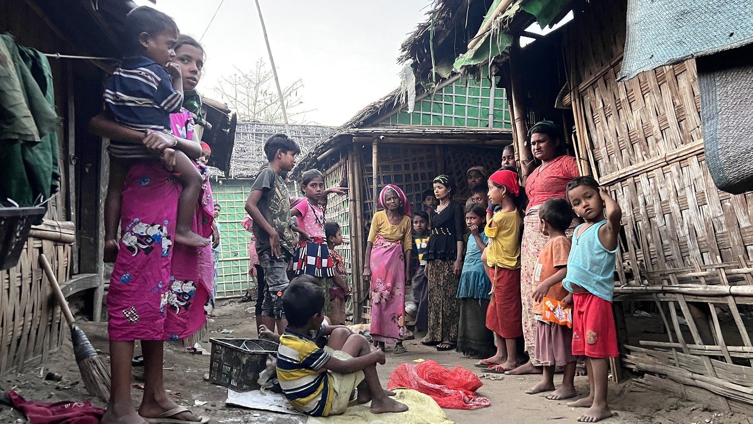 ရခိုင်ပြည်နယ်၊ စစ်တွေမြို့နယ်၊ သဲချောင်း ရိုဟင်ဂျာဒုက္ခသည်စခန်းတွင် ခိုလှုံနေကြသူများအား ၂၀၂၃ ခုနှစ်၊ မတ်လ ၂၂ ရက်နေ့က တွေ့ရစဉ်။ (Photo: RFA)