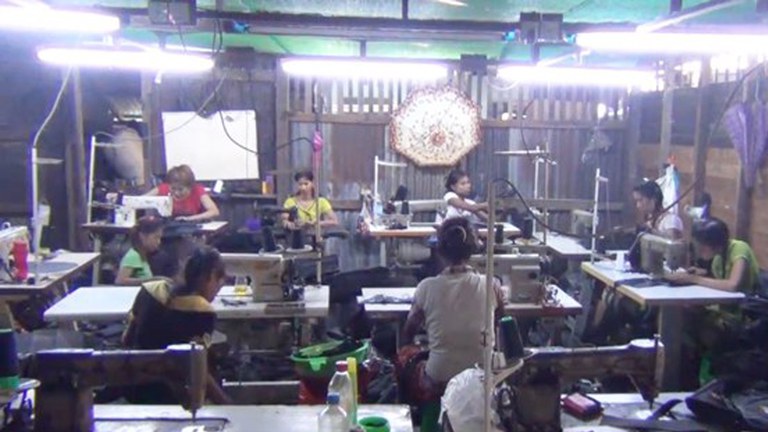 ရန်ကုန်မြို့မှ အသေးစားအိတ်ချုပ် လုပ်ငန်းတစ်ခုအား တွေ့ရစဉ်။ (Photo: RFA)