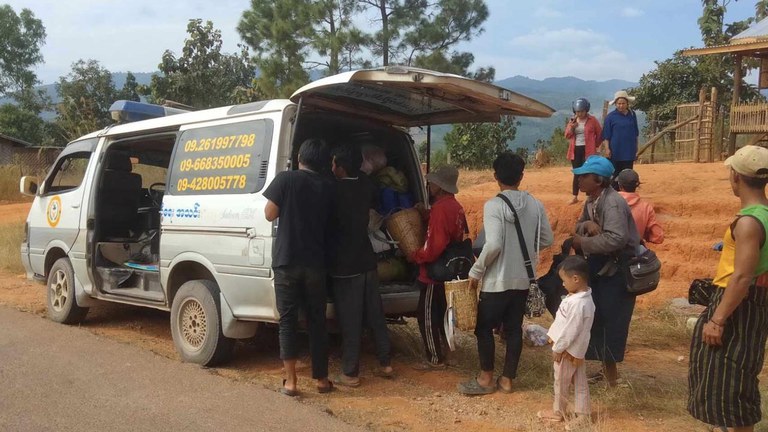 ကယားပြည်နယ် စစ်ဘေးဒုက္ခသည်များ နေရာပြောင်းရွှေ့ရန်အတွက် ကူညီနေကြသည့် ပရဟိတအဖွဲ့များအား ၂၀၂၃ ခုနှစ်၊ နိုဝင်ဘာလ ၂၈ ရက်နေ့က တွေ့ရစဉ်။ (ဓာတ်ပုံ- ရွှေညောင်ပင် လူမူကူညီရေးအသင်း)