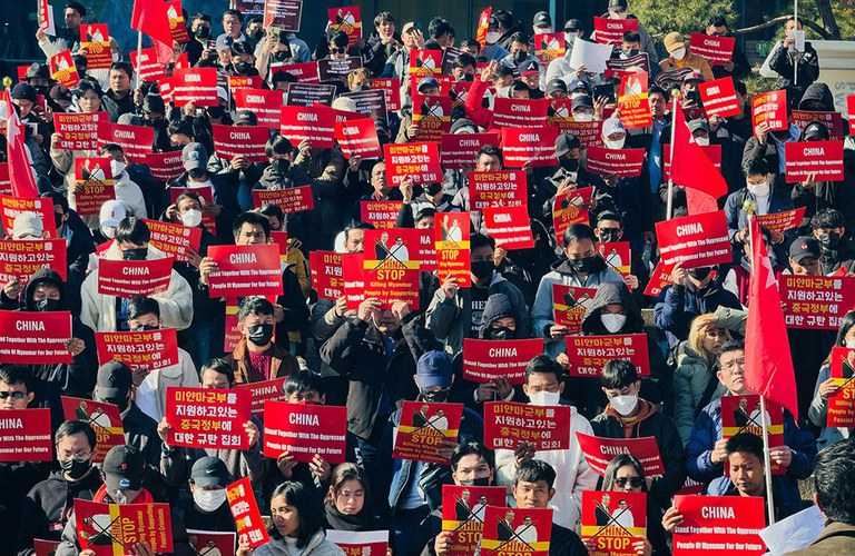 စစ်ကောင်စီကို ထောက်ပံ့နေတာတွေ ရပ်တန့်ရန် ဆန္ဒပြတောင်းဆိုနေကြသည့် တောင်ကိုရီးယားနိုင်ငံရောက် မြန်မာနိုင်ငံသားများအား ဆိုးလ်မြို့၊ တရုတ်သံရုံးရှေ့တွင်  ၂၀၂၄ ခုနှစ် နိုဝင်ဘာလ ၂၄ ရက်နေ့က တွေ့ရစဉ်။ (Photo: MFDMC)