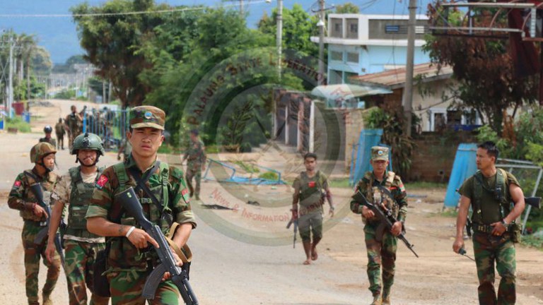 ရှေ့တန်းစစ်မြေပြင်တစ်နေရာမှ တအာင်းအမျိုးသား လွတ်မြောက်ရေးတပ်မတော် (TNLA) တပ်ဖွဲ့ဝင်များအား ၂၀၂၄ ခုနှစ် ဇူလိုင်လ ၁၁ ရက်နေ့တွင် တွေ့ရစဉ်။ (Photo: PSLF/TNLA News)