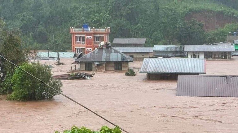 ကလောမြို့ နေအိမ်များ ရေနစ်မြုပ်နေသည်ကို ၂၀၂၄ ခုနှစ် စက်တင်ဘာ ၁၂ ရက်နေ့က တွေ့ရစဉ်။ (Photo: KALAW TRAVELLING)