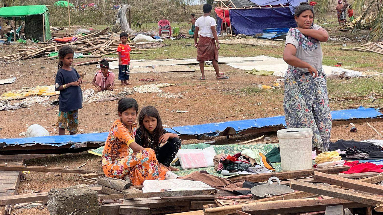 ရခိုင်ပြည်နယ် စစ်တွေမြို့နယ်၊ ဗေဒါမွတ်စလင်ရွာမှာ မိုခါဆိုင်ကလုန်းမုန်တိုင်းကြောင့် ပျက်စီးသွားသည့် နေအိမ်များအား ၂၀၂၃ ခုနှစ်၊ မေလ ၁၆ ရက်နေ့က တွေ့ရစဉ်။ (Photo: RFA)