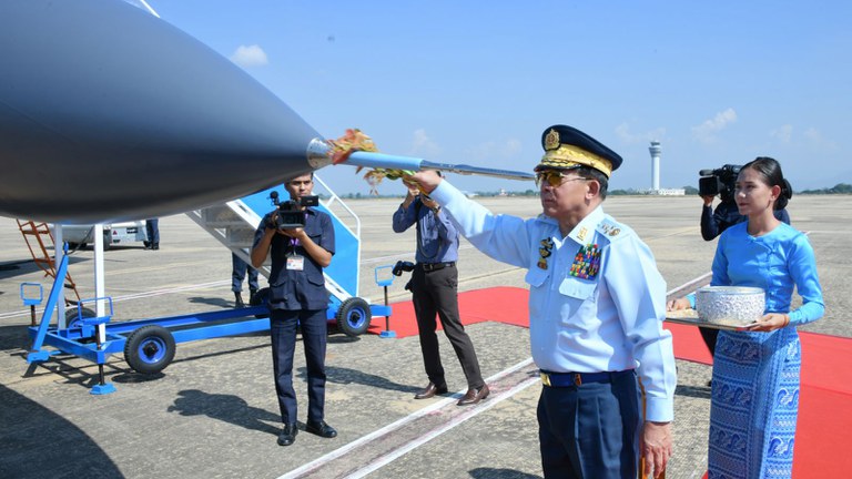 ၂၀၂၃ ခုနှစ် ဒီဇင်ဘာလ ၁၅ ရက်နေ့မှာ  ပြုလုပ်သည့် တပ်မတော် (လေ) ဖွဲ့စည်းတည်ထောင်မှု (၇၆) နှစ်မြောက် နှစ်ပတ်လည်နေ့ အထိမ်းအမှတ် လေယာဉ်များ တပ်တော်ဝင်ခြင်း အခမ်းအနားတွင် ကာကွယ်ရေးဦးစီးချုပ် ဗိုလ်ချုပ်မှူးကြီး မင်းအောင်လှိုင်အား တွေ့ရစဉ်။ (Photo : Myanmar Military)