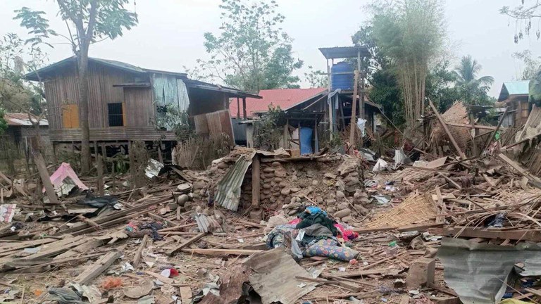 စစ်‌ကိုင်းတိုင်း၊ တမူးမြို့နယ်၊ ခါမ်းပါတ်မြို့ အမှတ် (၁) ရပ်ကွက်တွင် စစ်ကောင်စီလေကြောင်းတိုက်ခိုက်မှုကြောင့် ပျက်စီးသွားသည့် နေအိမ်များကို ၂၀၂၄ ခုနှစ်၊ ဧပြီလ ၂၂ ရက်နေ့က တွေ့ရစဉ်။ (Citizen Photo)
