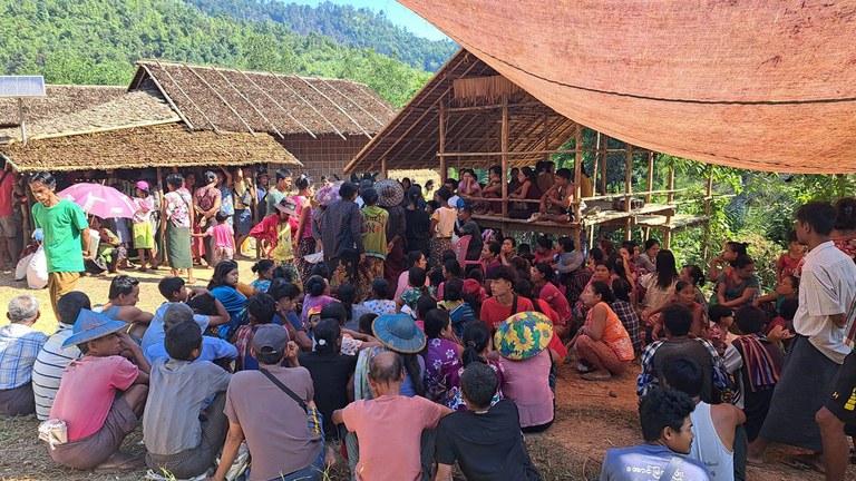 တနင်္သာရီမြို့နယ်အတွင်း တိုက်ပွဲများကြောင့် စစ်ဘေးရှောင်လာသည့် ဒေသခံများကို ၂၀၂၄ ခုနှစ်၊ ဇန်နဝါရီ ၂၂ ရက်နေ့က တွေ့ရစဉ်။ (ဓာတ်ပုံ : တွဲလက်ညီညီ စစ်ရှောင်ကူညီရေးအဖွဲ့)