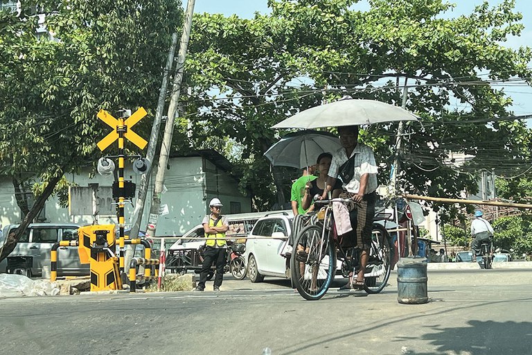 ရန်ကုန်မြို့တွင် လှုပ်ရှားသွားလာနေသူတချို့အား ၂၀၂၃ ခုနှစ် ဧပြီလ ၂၆ ရက်နေ့က တွေ့ရစဉ်။ (Photo: RFA)