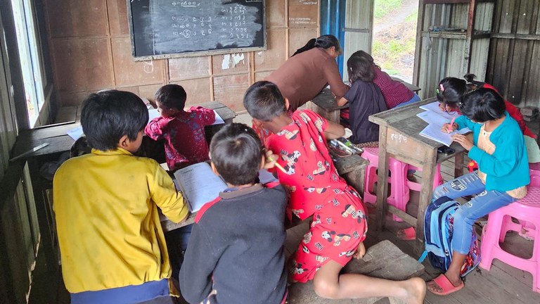 တီးတိန်မြို့နယ် ကျေးရွာတစ်ခုတွင် ကိုယ်ထူကိုယ်ထဖွင့်လှစ်ထားသည့် ကျောင်းတစ်ခုတွင် တက်ရောက်နေကြသည့် ကျောင်းသူကျောင်းသားများအား ၂၀၂၄ ခုနှစ်၊ ဇွန်လ ၁၄ ရက်နေ့က တွေ့ရစဉ်။ (RFA Photo)