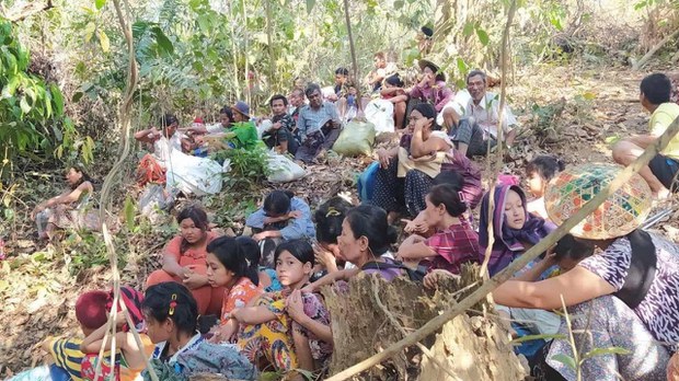 ထိုင်း-မြန်မာနယ်စပ်အနီး တိုက်ပွဲကြောင့် ဒေသခံ လေးရာကျော် ထိုင်းနိုင်ငံဘက် ထွက်ပြေး ထိုင်း-မြန်မာနယ်စပ်အနီး တိုက်ပွဲကြောင့် ဒေသခံ လေးရာကျော် ထိုင်းနိုင်ငံဘက် ထွက်ပြေး