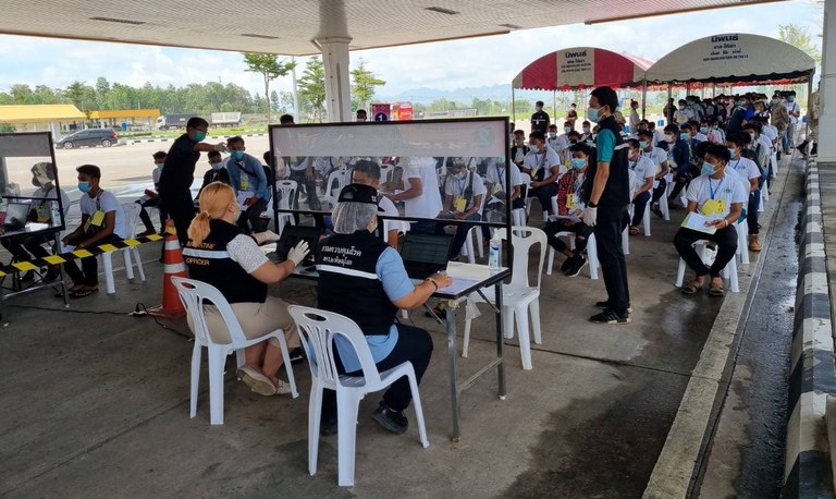 thailand-02.jpeg မဲဆောက်မြို့မှ ထိုင်းနိုင်ငံသို့ MOU စနစ်ဖြင့် ဝင်ရောက်လာကြသည့် မြန်မာအလုပ်သမားများအား ၂၀၂၂ ခုနှစ် မေလ ၁၁ ရက်နေ့က တွေ့ရစဉ်။ (Photo: Myanmar Labour Attache Office)