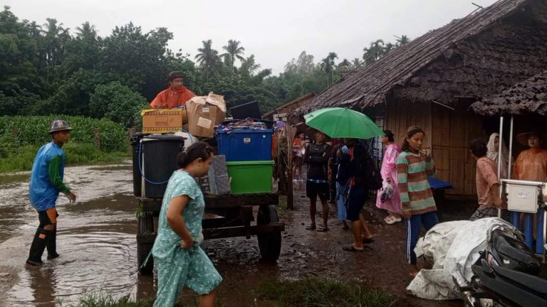 သောင်ရင်းမြစ်ရေတက်လာသည့်အတွက် ရွှေ့ပြောင်းနေကြသည့် သေ့ဘောဘိုးဒုက္ခသည်စခန်းမှ ဒုက္ခသည်များအား ၂၀၂၄ ခုနှစ် ဇူလိုင်လ ၂၆ ရက်နေ့က တွေ့ရစဉ်။ (Citizen Photo)