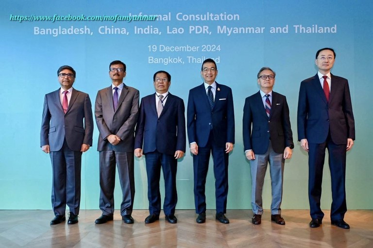 အိန္ဒိယပြည်ပရေးရာဝန်ကြီးဌာန နိုင်ငံခြားရေးအတွင်းဝန် မစ္စတာ ရှရီ ဗစ်ခရမ် မစ်ဆရီ၊ ဘင်္ဂလားဒေ့ရှ်နိုင်ငံခြားရေးဝန်ကြီးဌာန၊ အကြံပေးပုဂ္ဂိုလ် မစ္စတာ မိုဟာမက် တိုဟိဒ် ဟူစိန်၊ စစ်ကောင်စီ နိုင်ငံခြားရေးဝန်ကြီး ဦးသန်းဆွေ၊ ထိုင်းနိုင်ငံခြားရေးဝန်ကြီး မစ္စတာ မာရစ်ဆတ်ငီရမ်ဖုန်၊ လာအိုနိုင်ငံခြားရေးဝန်ကြီး မစ္စတာ ထောင်ဆာဗန် ဖုန်ဗီဟေး၊ တရုတ်နိုင်ငံခြားရေး ဒုဝန်ကြီး မစ္စတာ စွန်းဝေတုန်း။ (ဝဲ မှ ယာ) Photo: Ministry of Foreign Affairs Myanmar