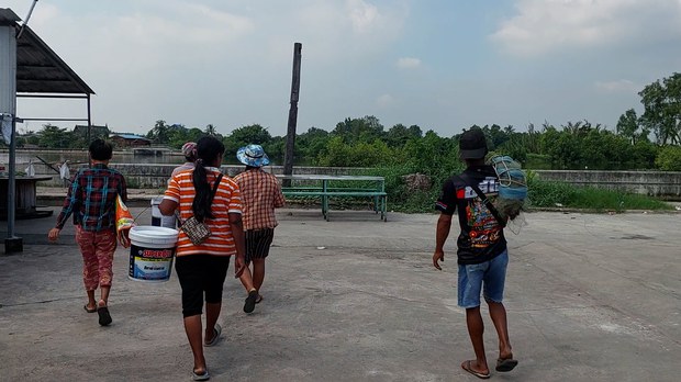 ထိုင်းရောက်မြန်မာလူငယ်အဖွဲ့ စွန့်ပစ်ပစ္စည်းကောက်ပြီး ဒီမိုကရေစီရေး ရန်ပုံငွေရှာ ထိုင်းရောက်မြန်မာလူငယ်အဖွဲ့ စွန့်ပစ်ပစ္စည်းကောက်ပြီး ဒီမိုကရေစီရေး ရန်ပုံငွေရှာ