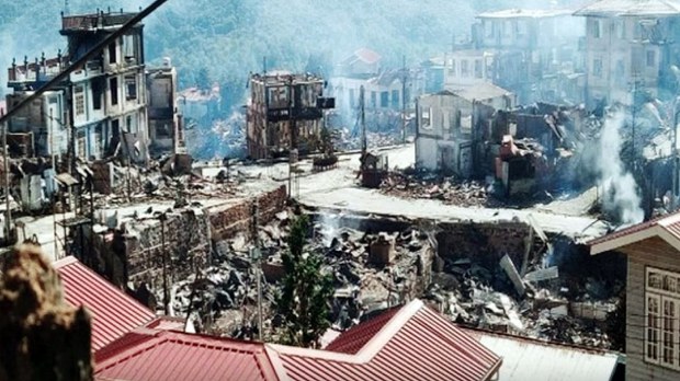 တစ်မြို့လုံးပျက်စီးနေတဲ့ ထန်တလန်ကို လေကြောင်းက ဆက်တိုက်ခိုက်နေ တစ်မြို့လုံးပျက်စီးနေတဲ့ ထန်တလန်ကို လေကြောင်းက ဆက်တိုက်ခိုက်နေ