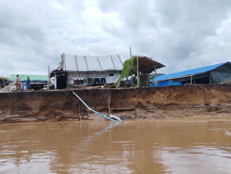 ၂၀၂၄ ခုနှစ် စက်တင်ဘာလ ၁၀ ရက်နေ့တွင် သောင်ရင်းမြစ်ရေ မြင့်တက်လာကြောင့် မြစ်ဘေးရှိ ပလောတပို့ စစ်ဘေးဒုက္ခသည်စခန်းမှာ ရေဘေးကြုံနေရစဉ်။ (Citizen Photo)