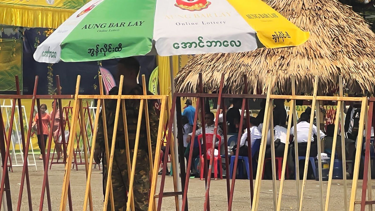 စစ်ကောင်စီတပ်ဖွဲ့ဝင်တစ်ဦးအား ၂၀၂၃ ခုနှစ်၊ ဧပြီလ ၁၃ ရက်နေ့က ရန်ကုန်မြို့၊ ပြည်သူ့ရင်ပြင် ရေကစားမဏ္ဍပ်များအနီးတွင် တွေ့ရစဉ်။ (Photo: RFA)