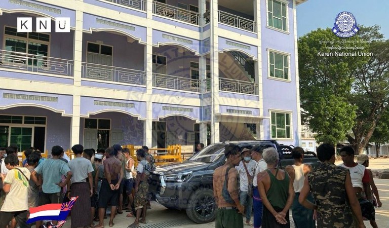 ကရင်ပြည်နယ် မြ၀တီမြို့နယ်က သင်္ဃန်းညီနောင် စစ်ဗျူဟာကုန်းတိုက်ပွဲအတွင်း လက်နက်ချခဲ့သည့် စစ်ကောင်စီတပ်ဖွဲ့ဝင်တချို့အား KNU မှ ၂၀၂၄ ခုနှစ် ဧပြီလ ၆ ရက်နေ့တွင် ထုတ်ပြန်ထားစဉ်။ (Photo: KNU)