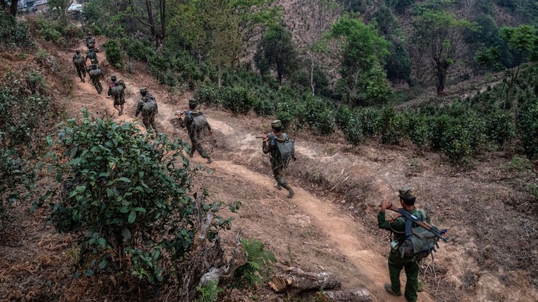 တအာင်းလွတ်မြောက်ရေးတပ်မတော် TNLA တပ်ဖွဲ့ဝင်များအား ရှမ်းပြည်မြောက်ပိုင်း နမ့်ဆန်မြို့နယ်အနီးတွင် ၂၀၂၃ ခုနှစ်၊ မတ်လ ၉ ရက်နေ့က တွေ့ရစဉ်။ (Photo: STR / AFP)