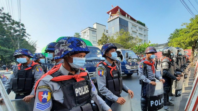 ရန်ကုန်မြို့မှ အမျိုးသားဒီမိုကရေစီရုံးချုပ်အား ၂၀၂၁ ခုနှစ် ဖေဖော်ဝါရီလ ၁၅ ရက်နေ့က စစ်ကောင်စီတပ်ဖွဲ့ဝင်များ ဝင်ရောက်စီးနင်းခဲ့စဉ်။ (Photo: RFA)