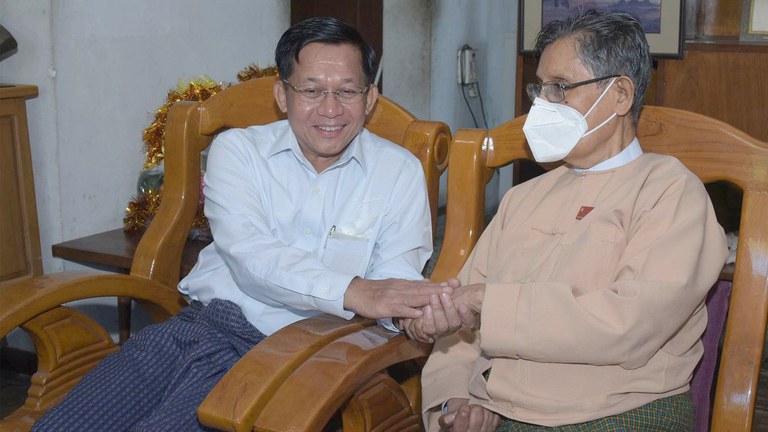 ၂၀၂၁ ခုနှစ် ဒီဇင်ဘာ ၅ ရက်နေ့တွင် တပ်မတော်ကာကွယ်ရေးဦးစီးချုပ်ရုံး ဝက်ဘ်ဆိုဒ်မှာ ဖော်ပြထားတဲ့ NLD နာယက သူရ ဦးတင်ဦးနဲ့ ဗိုလ်ချုပ်မှူးကြီး မင်းအောင်လှိုင်တို့ တွေ့ဆုံနေသည့်ပုံ။ (ဓာတ်ပုံ - တပ်မတော်ကာကွယ်ရေးဦးစီးချုပ်ရုံး)