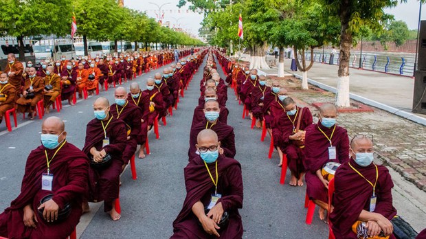 ဆွမ်းဆန်စိမ်းလောင်းလှူပွဲမှာ ပါဝင်ဖို့ သံဃာတွေနဲ့ မြို့ခံတွေ ဖိအားပေးခံရ ဆွမ်းဆန်စိမ်းလောင်းလှူပွဲမှာ ပါဝင်ဖို့ သံဃာတွေနဲ့ မြို့ခံတွေ ဖိအားပေးခံရ
