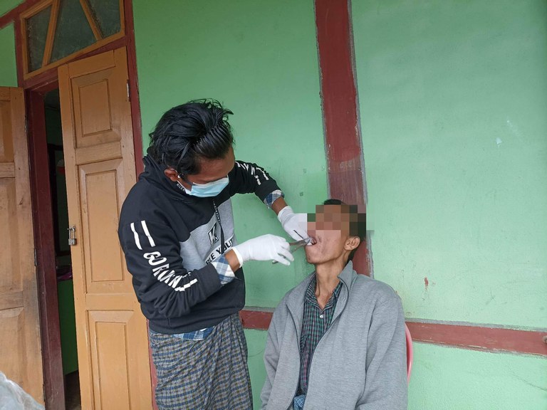 စစ်ဘေးဒုက္ခသည်များအား သွားကျန်းမာရေးကုသပေးနေသည့် ဒေါက်တာကြည်စိုးထွန်းအား တွေ့ရစဉ်။ (Photo : FACEBOOK/ DrKyi Soe Tun)