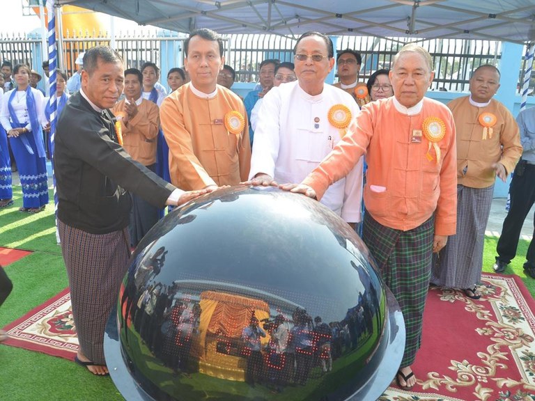 ရန်ကုန်တိုင်း၊ တွံတေးမြို့မှာ ဓာတ်အားခွဲရုံဖွင့်ပွဲ ကျင်းပနေသည့် လျှပ်စစ်နှင့်စွမ်းအင်ဝန်ကြီး ဦးဝင်းခိုင် (အင်္ကျီအဖြူ ဝတ်ဆင်ထားသူ) အား ၂၀၂၀ ခုနှစ် ဧပြီလ ၂၈ ရက်နေ့က တွေ့ရစဉ်။ (Citizen Photo)