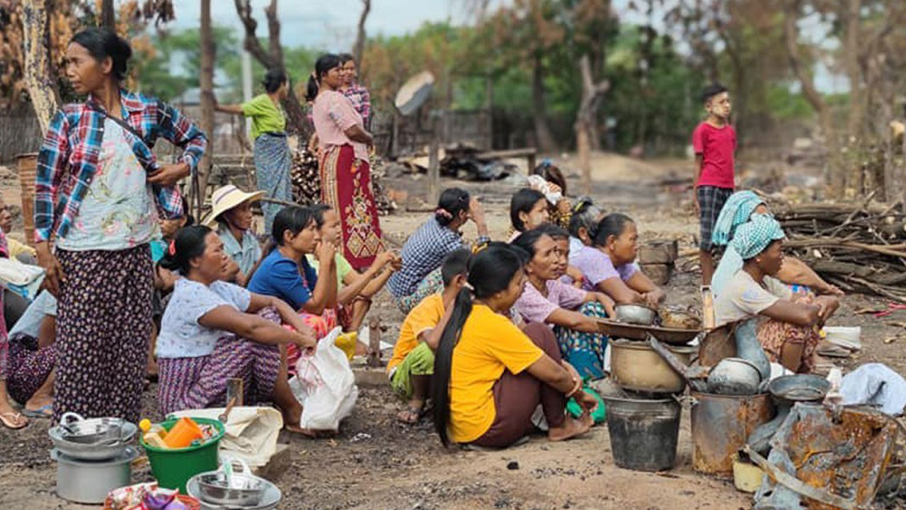စစ်ကိုင်းတိုင်းဒေသကြီး၊ ယင်းမာပင်ခရိုင်၊ ပုလဲမြို့နယ်မှ စစ်ဘေးဒုက္ခသည်များအား ၂၀၂၃ ခုနှစ်၊ နိုဝင်ဘာလ ၂၁ ရက်နေ့က တွေ့ရစဉ်။ (Photo: Facebook/ အညာပစ်တိုင်းထောင်လေးများ)