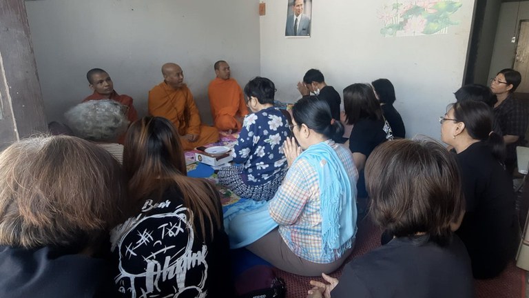 သေဆုံးသွားသည့် နိုင်ငံရေးအကျဉ်းသူဟောင်း မနိုဘယ်အေးအား ရည်စူးပြီး မိသားစုဝင်များက ၂၀၂၄ ခုနှစ် ဖေဖော်ဝါရီလ ၁၇ ရက်နေ့က ထိုင်းနိုင်ငံ၊ မဲဆောက်မြို့ရှိ နေအိမ်တွင် ရက်လည်ဆွမ်းကပ်နေကြစဉ်။ (Photo: RFA)