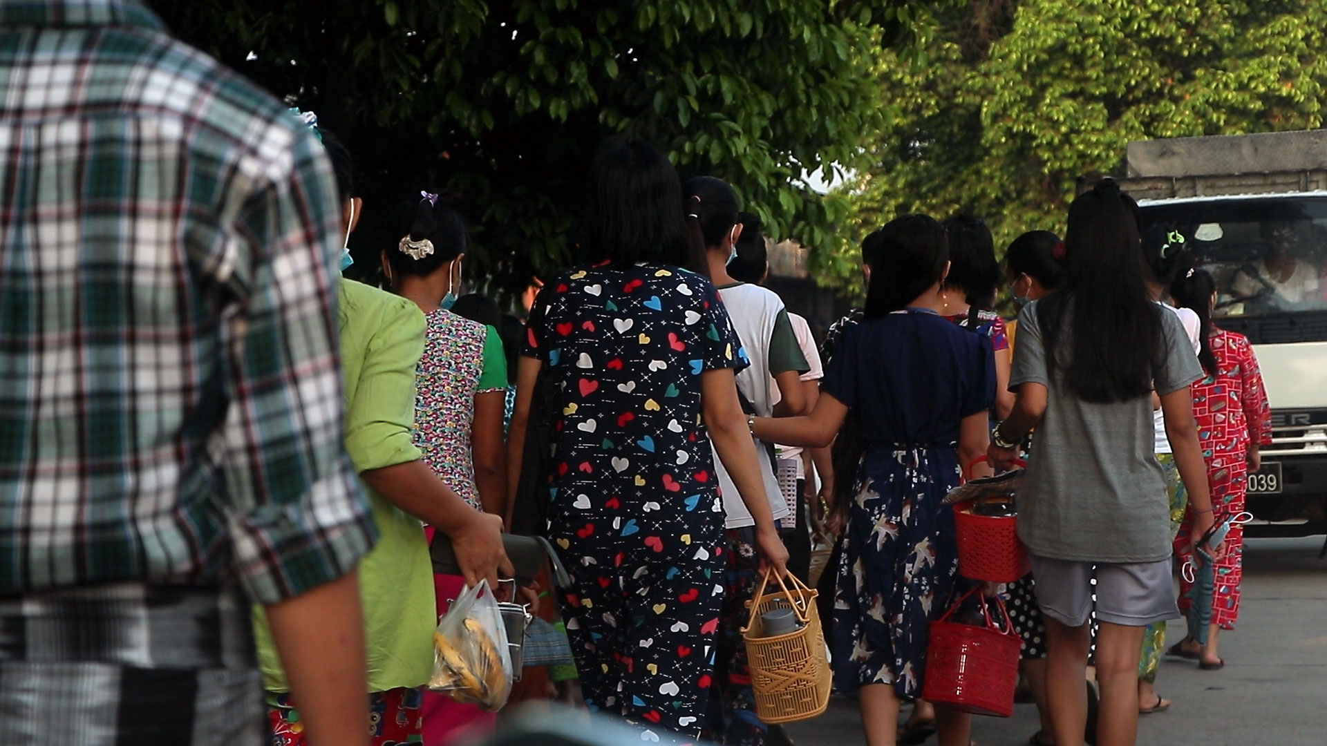 ရန်ကုန်တိုင်း၊ ရွှေပြည်သာမြို့နယ် စက်ရုံအချို့မှာ အလုပ်လုပ်ရန်လာရောက်ကြသည့် ဝန်ထမ်းများအား ၂၀၂၂ ခုနှစ်၊ ဧပြီလ ၇ ရက်နေ့က တွေ့ရစဉ်။ (Photo: RFA)