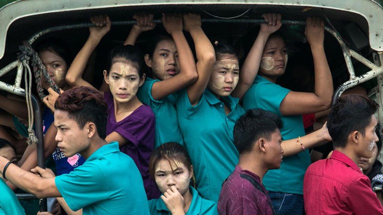 ရန်ကုန်မြို့ လှိုင်သာယာမြို့နယ်မှ စက်ရုံအလုပ်သမားများအား ၂၀၁၉ ခုနှစ် ဇွန်လ ၂၆ ရက်နေ့က တွေ့ရစဉ်။ (Photo: AFP)