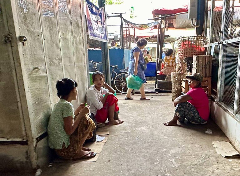 ရန်ကုန်မြို့တွင် စားအုန်းဆီကို စာအုပ်နှင့် တန်းစီထုတ်ယူနေသည်ကို ၂၀၂၄ ခုနှစ်၊ စက်တင်ဘာလ ၄ ရက်နေ့က တွေ့ရစဥ်။ (Photo: RFA)