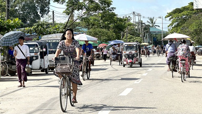 ရန်ကုန်တိုင်း ဒလမြို့နယ်အတွင်း သွားလာနေကြသူများအား ၂၀၂၃ ခုနှစ် စက်တင်ဘာလ ၂၂ ရက်နေ့က တွေ့ရစဉ်။ (Photo: RFA)