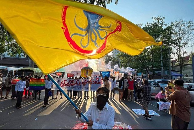 ပန်းပင်ကြီးလမ်းမှာ ဖမ်းဆီးခံရသူတွေထဲ ၁၃ ဦး အလုပ်ကြမ်းနဲ့ ထောင်သုံးနှစ်စီချခံရ ပန်းပင်ကြီးလမ်းမှာ ဖမ်းဆီးခံရသူတွေထဲ ၁၃ ဦး အလုပ်ကြမ်းနဲ့ ထောင်သုံးနှစ်စီချခံရ