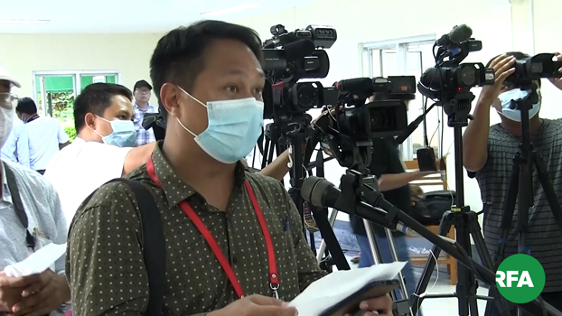 ၂ဝ၂ဝ ပြည့်နှစ် စက်တင်ဘာလ ၄ ရက်နေ့က နေပြည်တော်တွင် ပြုလုပ်သည့် သမ္မတရုံး သတင်းစာရှင်းလင်းပွဲတွင် သတင်းထောက်များ မေးမြန်းစဉ်။ 