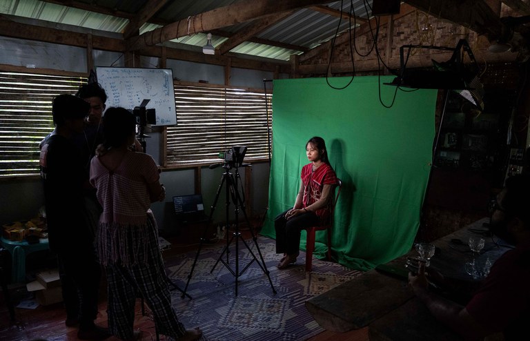 ကယားပြည်နယ် ဒီးမော့ဆိုမြို့နယ်ရှိ လျှို့ဝှက်အသံလွှင့်ဌာနတွင် Federal FM သတင်းတင်ဆက်သူ မြာမိုး သတင်းထုတ်လွှင့်ရန် ပြင်ဆင်နေသည်ကို ၂၀၂၄ ခုနှစ် နိုဝင်ဘာလ ၁ ရက်နေ့က တွေ့ရစဉ်။ (Gemunu Amarasinghe/RFA)