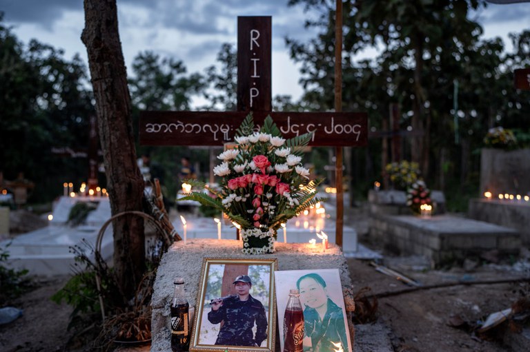 ကယားပြည်နယ် ဒီးမော့ဆိုမြို့နယ်တွင် တိုက်ပွဲအတွင်း ကျဆုံးသွားသည့် KNDF တပ်ဖွဲ့ဝင်တစ်ဦး၏ အုတ်ဂူကို ၂၀၂၄ ခုနှစ် နိုဝင်ဘာလ ၂ ရက်နေ့က တွေ့ရစဉ်။ (Gemunu Amarasinghe/RFA)