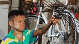 မျက်မမြင်မိခင်ကို ထီးပြင်ရောင်းရင်း စောင့်ရှောက်နေရတဲ့ ၁၁ နှစ်ကလေး