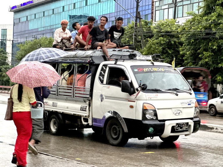 ရန်ကုန်မြို့ထဲတွင် ပြေးဆွဲသည့် အောက်ဆိုက်ကားတစ်စီးအား ၂ဝ၂၃ ခုနှစ် ဩဂုတ်လအတွင်းက တွေ့ရစဉ်။ (Photo: RFA)