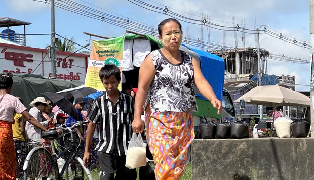 ဒလမြို့က ဆန်တန်းစီဝယ်ယူကြသူများ ဒလမြို့က ဆန်တန်းစီဝယ်ယူကြသူများ